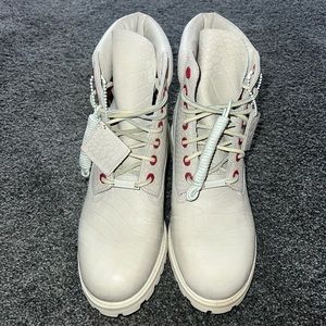 White serpent timberland boots                      MESSAGE ME BEFORE PURCHASE